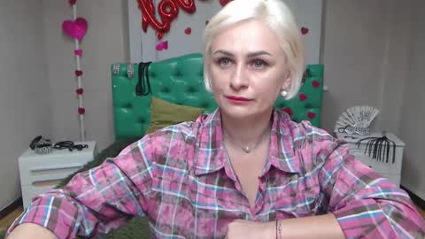 Snapshot of oliviahorst chatting on 09.24.25 OliviaHorst online show from 09.24.25