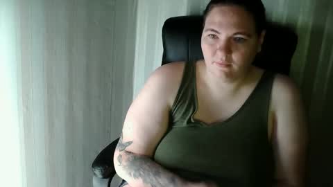 Snapshot of olyaandnetty chatting on 11.12.25 OlyaAndNetty online show from 11.12.25