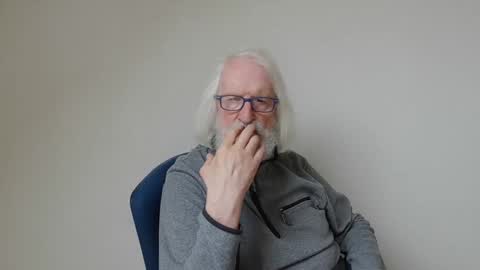 Snapshot of onanister chatting on 01.04.25 Somewhere over the rainbow online show from 01.04.25