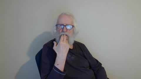 Snapshot of onanister chatting on 03.10.25 Somewhere over the rainbow online show from 03.10.25