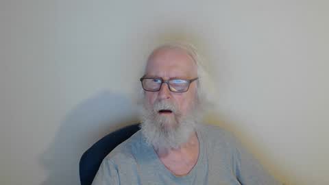 Snapshot of onanister chatting on 09.12.25 Somewhere over the rainbow online show from 09.12.25