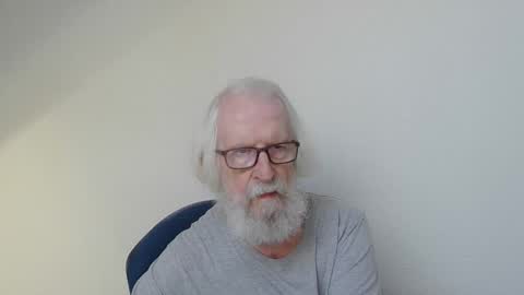 Snapshot of onanister chatting on 09.19.25 Somewhere over the rainbow online show from 09.19.25