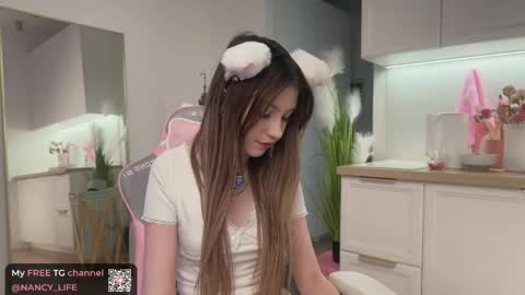 Snapshot of oops_my_english chatting on 04.18.26 Nancy online show from 04.18.26
