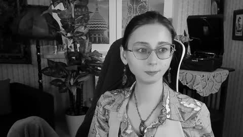 Snapshot of orianna_blade chatting on 12.28.24 Orianna - Hi Im into geek culture cosplay crafting LARP games. Shall we play DnD online show from 12.28.24