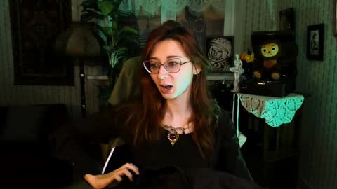 Snapshot of orianna_blade chatting on 01.05.25 Orianna - Hi Im into geek culture cosplay crafting LARP games. Shall we play DnD online show from 01.05.25