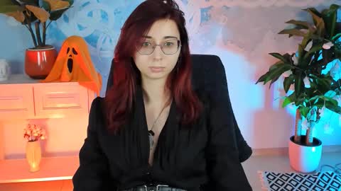Snapshot of orianna_blade chatting on 10.30.25 Orianna - Hi Im into geek culture cosplay crafting LARP games. Shall we play DnD online show from 10.30.25