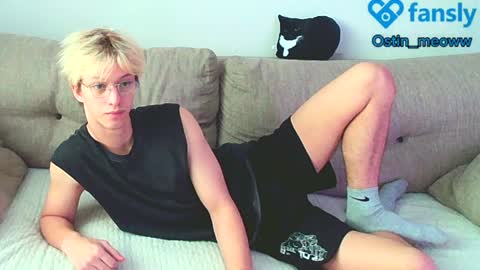 Snapshot of ostin_meoww chatting on 01.10.25 Ostin online show from 01.10.25