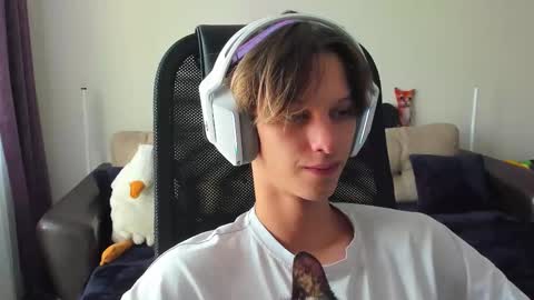 Snapshot of ostin_meoww chatting on 09.18.25 Ostin online show from 09.18.25