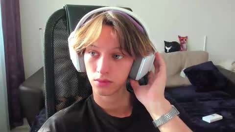 Snapshot of ostin_meoww chatting on 09.27.25 Ostin online show from 09.27.25
