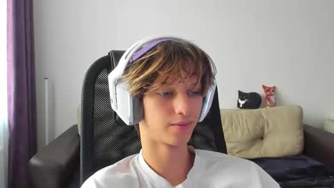 Snapshot of ostin_meoww chatting on 10.10.25 Ostin online show from 10.10.25
