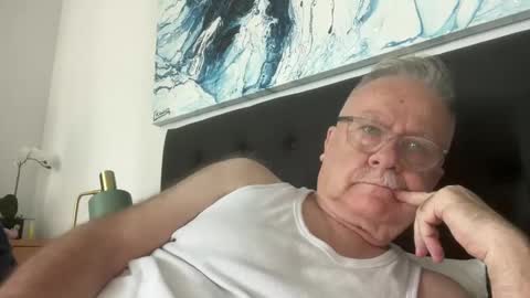 Snapshot of ozhairybearxxxx chatting on 12.15.24 ozhairybearxxxx online show from 12.15.24