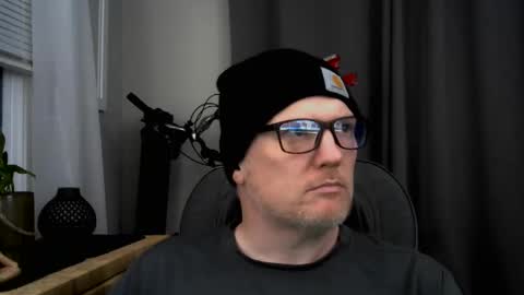 Snapshot of pale_dad_bod chatting on 12.04.25 pale_dad_bod online show from 12.04.25