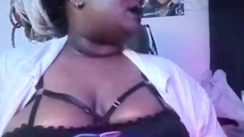 Snapshot of pandamami chatting on 02.14.25 pandamami online show from 02.14.25