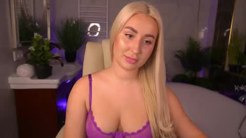 Snapshot of paolamola chatting on 04.23.26 Lia online show from 04.23.26
