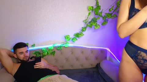 Snapshot of paradisepleasure_ chatting on 01.20.25 Allie  Alex Thumbs up if you like us online show from 01.20.25