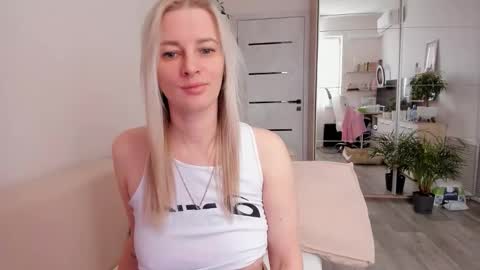 Snapshot of paris_hilt_on chatting on 11.06.25 Sasha online show from 11.06.25