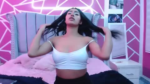 Snapshot of paris_hot12 chatting on 01.28.25 paris online show from 01.28.25