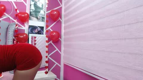 Snapshot of paris_hot12 chatting on 02.14.25 paris online show from 02.14.25