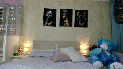 Snapshot of paris_x_hilton chatting on 12.12.24 Paris online show from 12.12.24