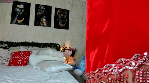 Snapshot of paris_x_hilton chatting on 12.24.24 Paris online show from 12.24.24