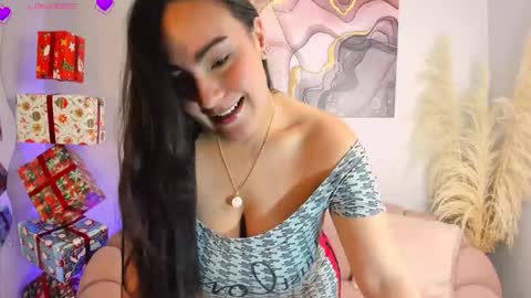 Snapshot of parisangel_ chatting on 12.16.25 Paris online show from 12.16.25