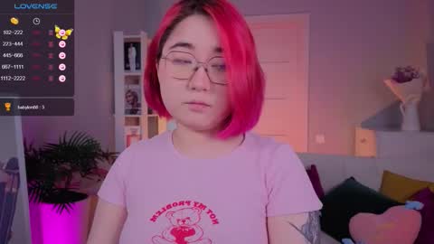 Snapshot of peach_shy chatting on 09.26.25 Lilian online show from 09.26.25