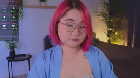 Snapshot of peach_shy chatting on 09.30.25 Lilian online show from 09.30.25