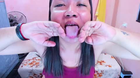 Snapshot of peachperfect_ chatting on 04.24.26 I dont demand tokens for as long as youre not requesting anything but that doesnt mean I dont need tokens.. I dont do free online show from 04.24.26