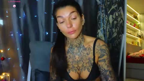 Snapshot of perfecttbaby77n chatting on 12.21.25 Anna online show from 12.21.25