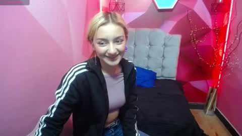 PERLA RED online show from 02.12.25