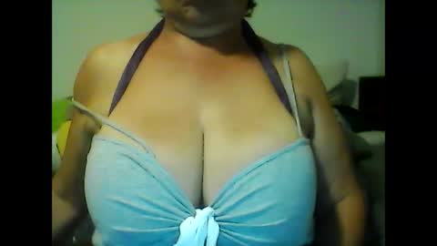 Snapshot of perlita070822 chatting on 02.14.25 perlita070822 online show from 02.14.25