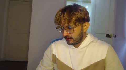 Snapshot of peter_x_annaud chatting on 09.11.25 FELIPE online show from 09.11.25