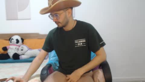 Snapshot of peter_x_annaud chatting on 10.10.25 FELIPE online show from 10.10.25