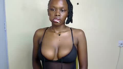 Snapshot of petite_desiree chatting on 11.14.25 Desiree online show from 11.14.25