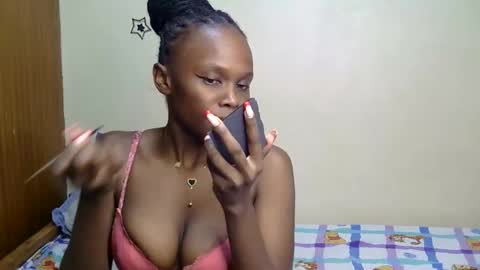 Snapshot of petite_desiree chatting on 11.24.25 Desiree online show from 11.24.25