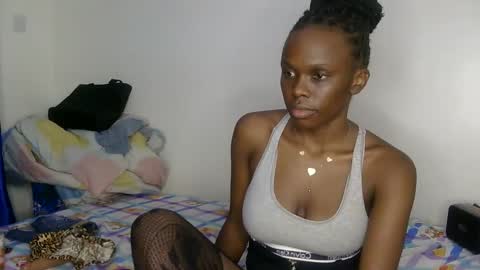 Snapshot of petite_desiree chatting on 04.19.26 Desiree online show from 04.19.26