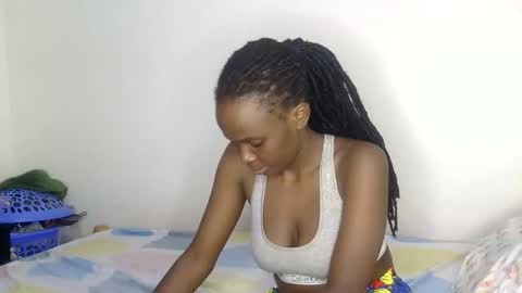 Snapshot of petite_desiree chatting on 05.01.26 Desiree online show from 05.01.26