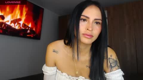 Snapshot of petite_linda chatting on 06.06.26 Linda online show from 06.06.26