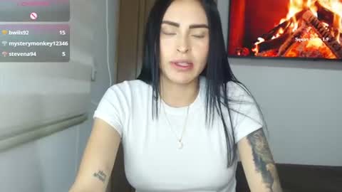 Snapshot of petite_linda chatting on 06.11.26 Linda online show from 06.11.26
