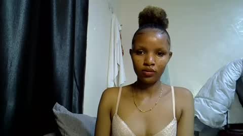 Snapshot of petite_melinda chatting on 06.11.26 petite_melinda online show from 06.11.26