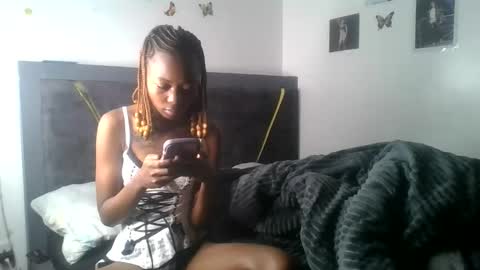 Snapshot of petite_queen69 chatting on 06.08.26 petite_queen69 online show from 06.08.26