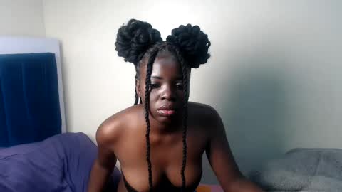 Snapshot of petitebeautyy chatting on 05.31.26 petitebeautyy online show from 05.31.26