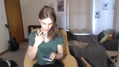 Snapshot of petitecut chatting on 02.21.25 caracal online show from 02.21.25