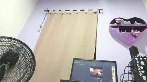 Snapshot of petiteivoryqueen chatting on 01.18.25 danna online show from 01.18.25