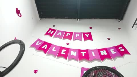 Snapshot of petiteivoryqueen chatting on 02.20.25 danna online show from 02.20.25