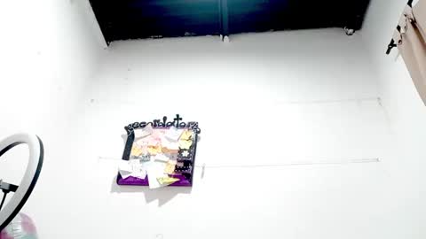 Snapshot of petiteivoryqueen chatting on 09.18.25 danna online show from 09.18.25