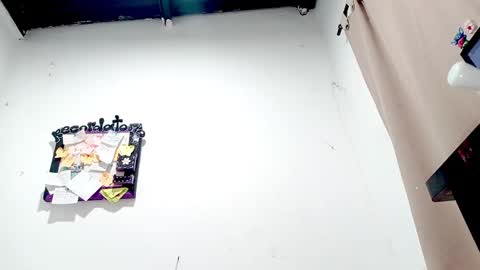 Snapshot of petiteivoryqueen chatting on 10.19.25 danna online show from 10.19.25