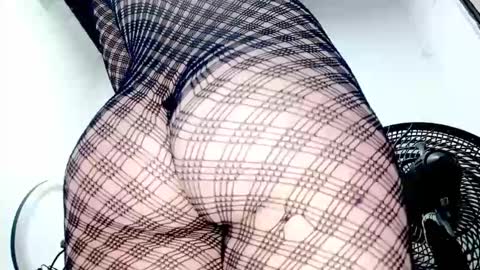 Snapshot of petiteivoryqueen chatting on 12.04.25 danna online show from 12.04.25