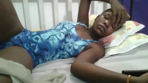 petitesweetchiq online show from 12.19.25