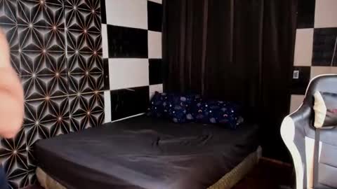 AJ online show from 12.04.25